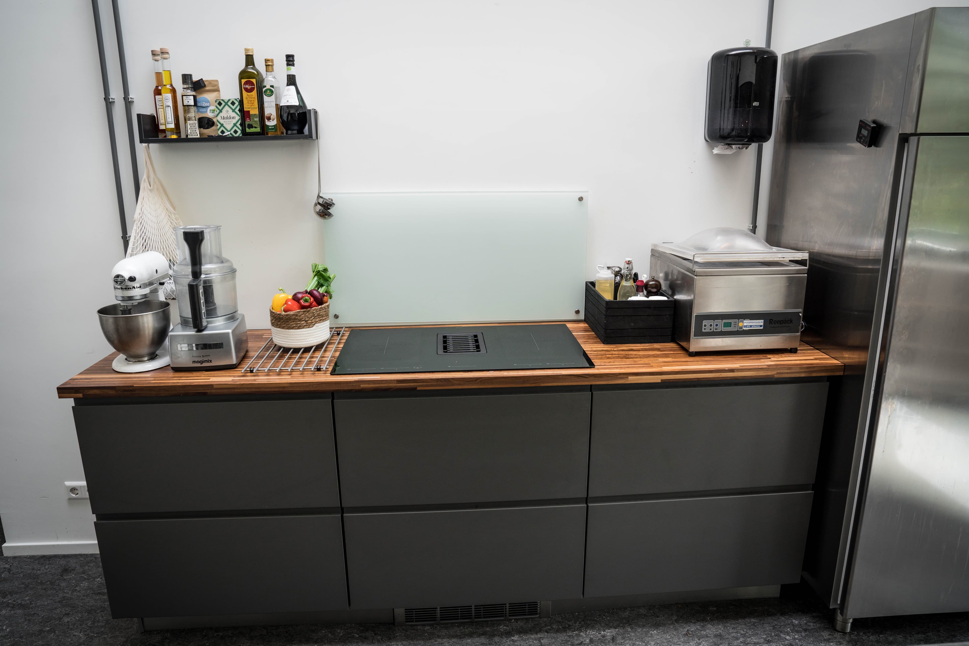 Werkblad met inductie, Kitchenaid en vacumeermachine voor receptontwikkeling