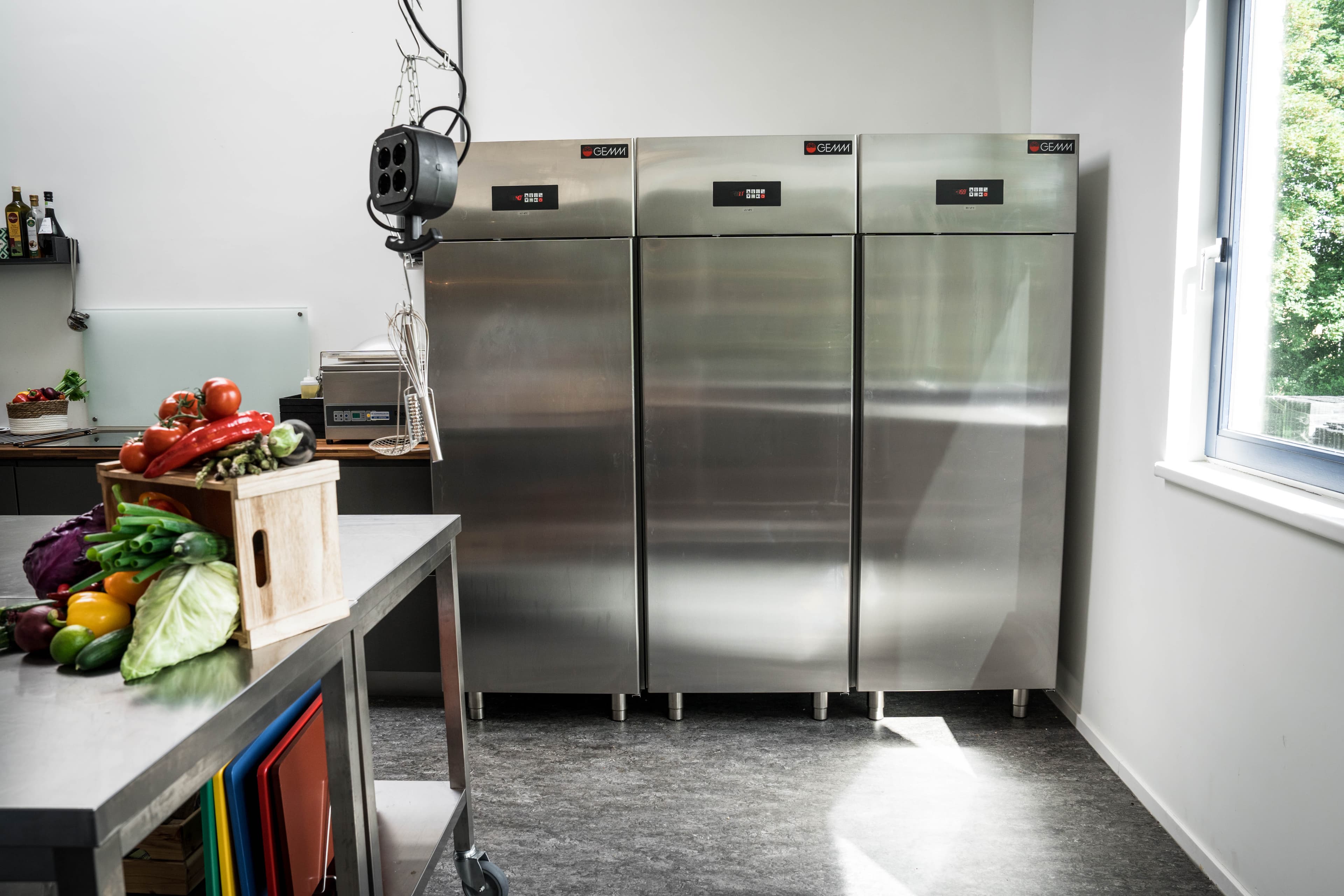 Workbench with fresh vegetables next to professional fridges in De Proefklas food photography studio