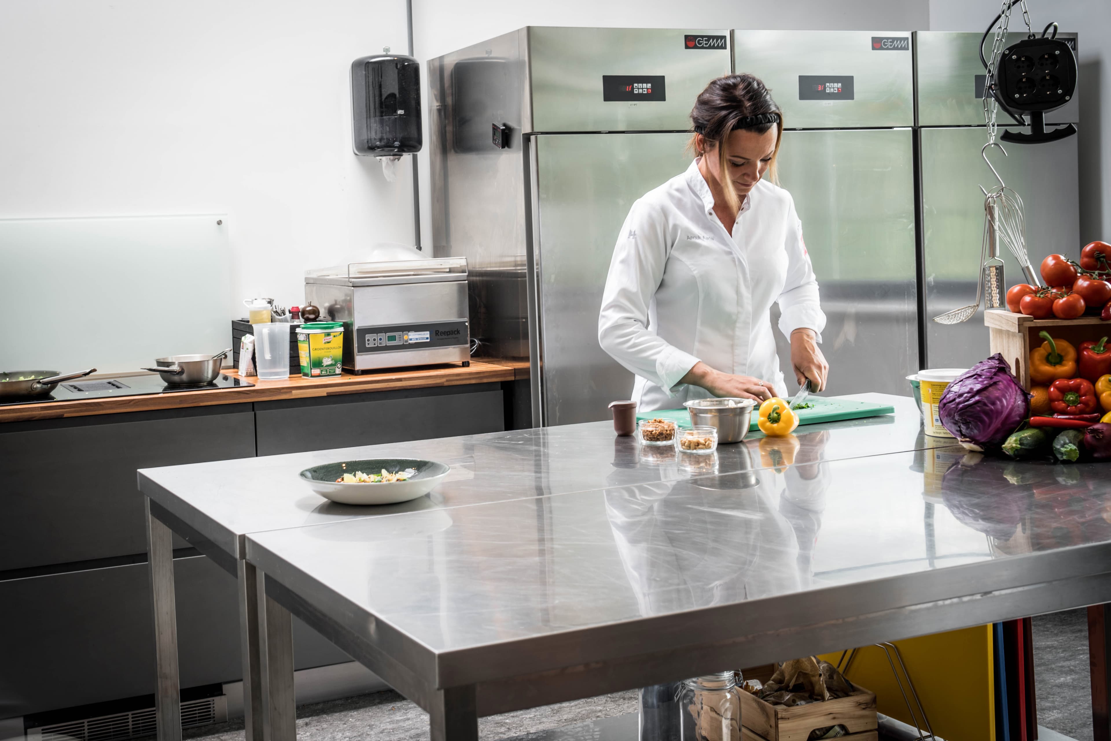 Chef at work in the professional kitchen of De Proefklas