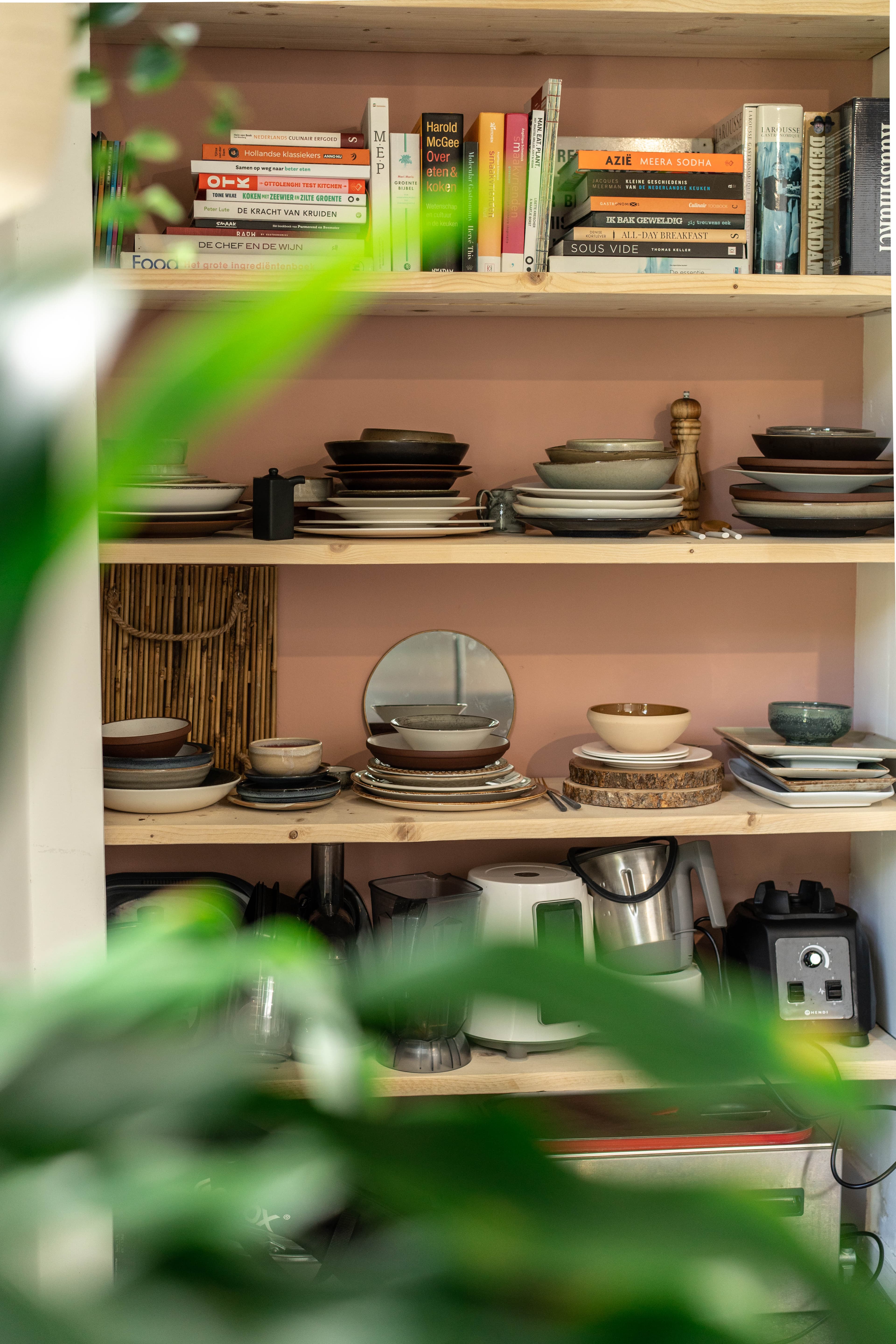 Shelf with tableware and cookbooks for food styling — De Proefklas